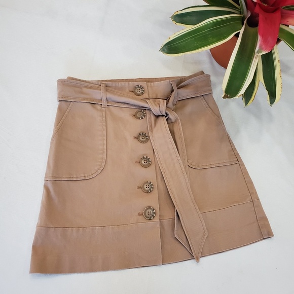 White House Black Market Dresses & Skirts - WHBM tan cotton button down skirt w/ patch pockets